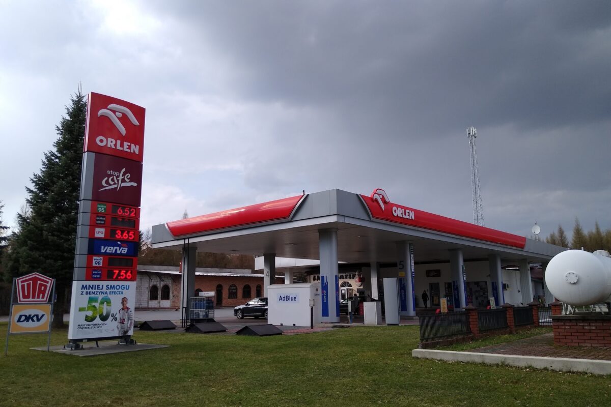 Stacja paliw z dystrybutorami przy drodze w Świerczowie