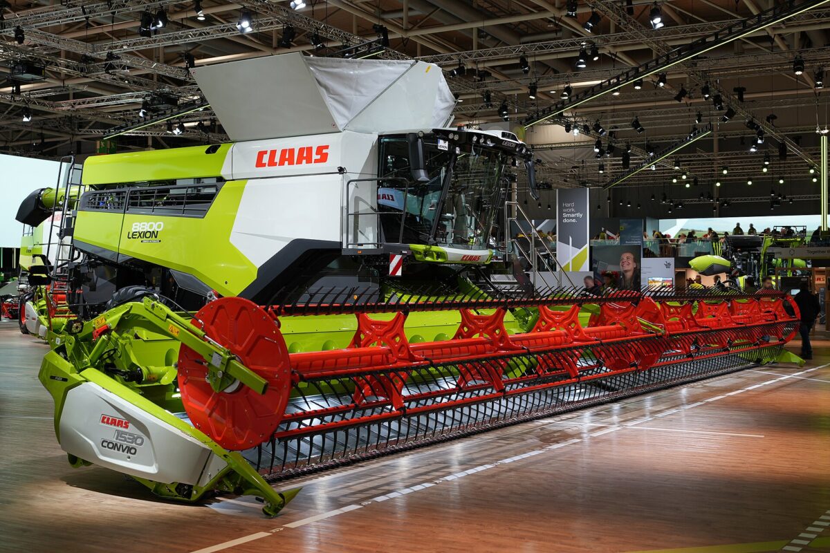 Kombajn CLAAS LEXION 8800 na gąsienicach Terra Trac z przystawką Convio na targach Agritechnica 2025