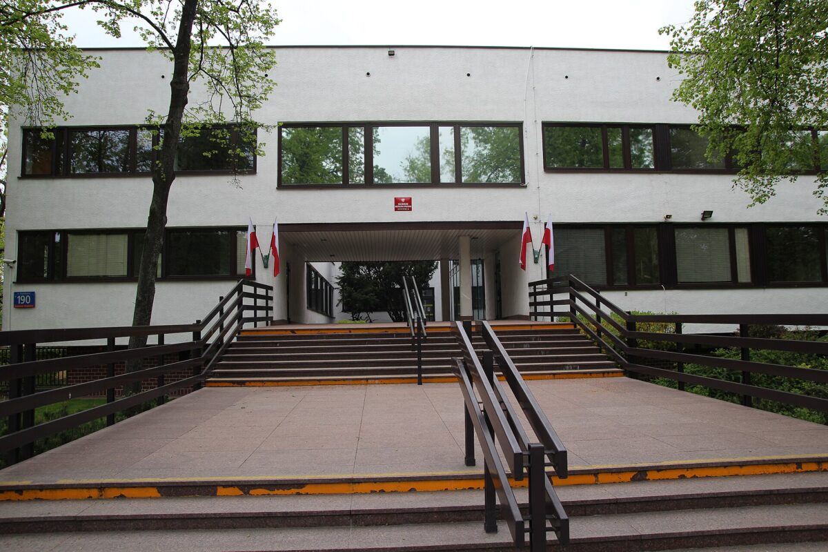 Wejście do budynku centrali KRUS przy alei Niepodległości 190 w Warszawie