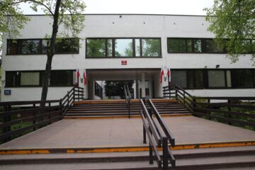 Wejście do budynku centrali KRUS przy alei Niepodległości 190 w Warszawie