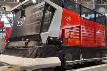 Autonomiczna maszyna Lely Exos do koszenia i zadawania zielonki na stoisku podczas targów EuroTier 2024 w Hanowerze