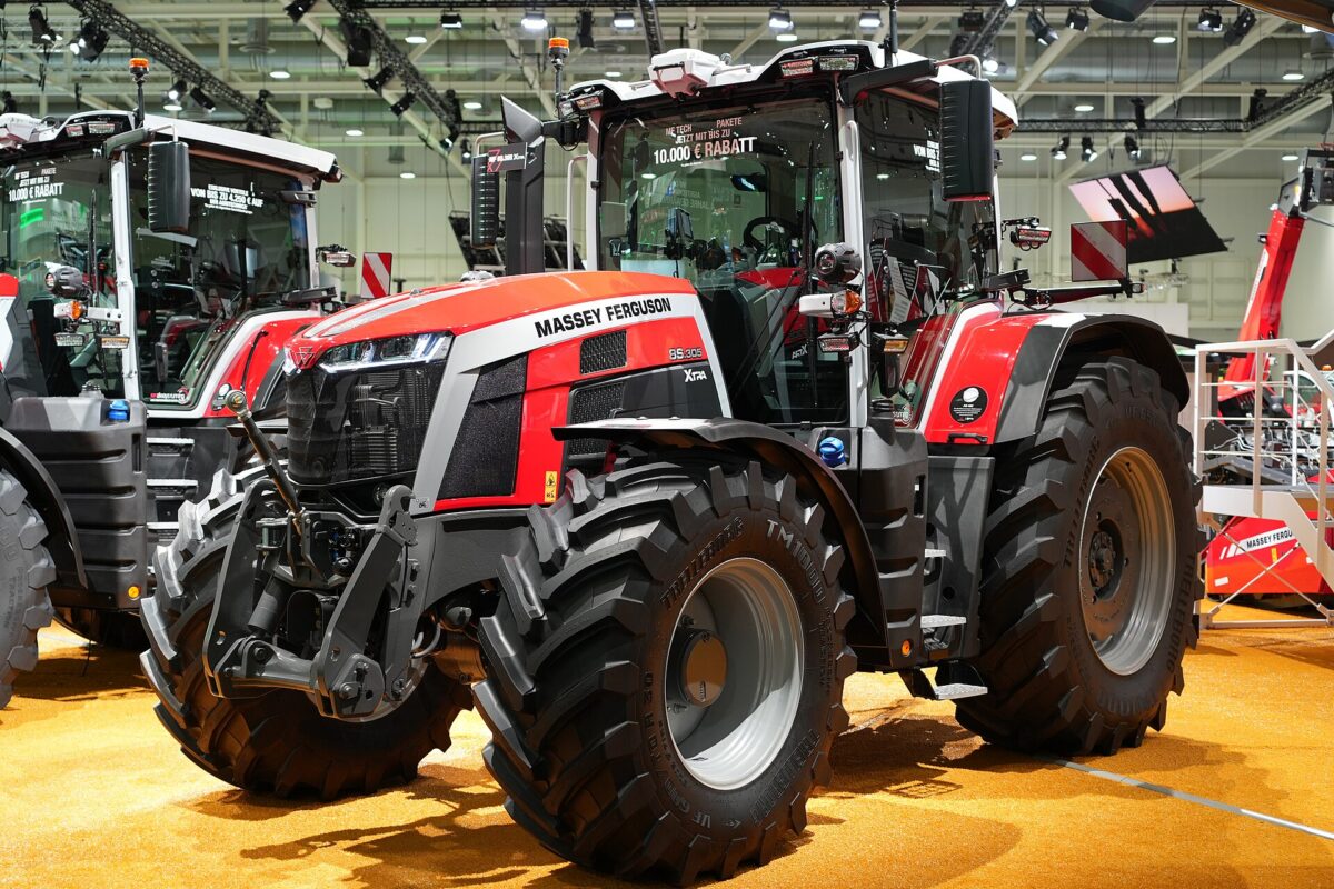 Czerwono-szary ciągnik Massey Ferguson 8S.305 Xtra na stoisku targowym Agritechnica 2025