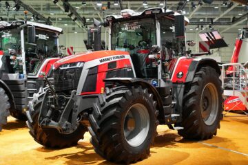 Czerwono-szary ciągnik Massey Ferguson 8S.305 Xtra na stoisku targowym Agritechnica 2025