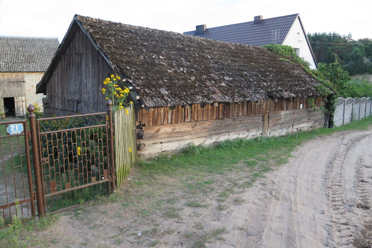 Drewniane stodoły na polskiej wsi